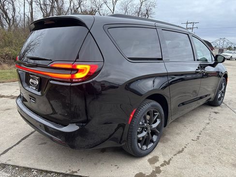 New 2026 Chrysler Pacifica Select image 7