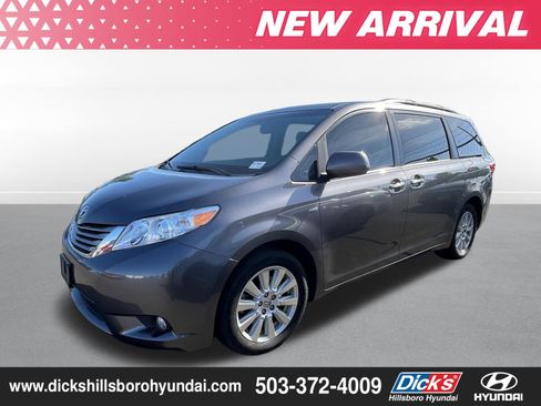 Used 2017 Toyota Sienna XLE w/ XLE Navigation Package AWD/4WD image 6