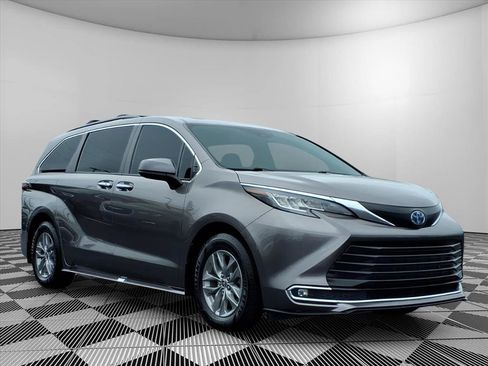 Used 2022 Toyota Sienna XLE FWD image 1