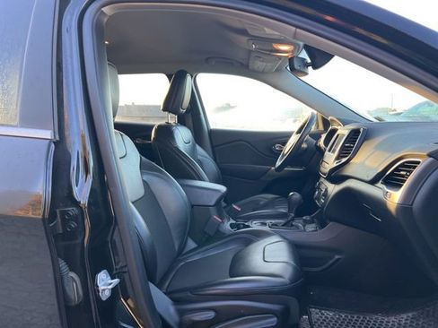 Used 2019 Jeep Cherokee Latitude Plus w/ Comfort/Convenience Group AWD/4WD image 15