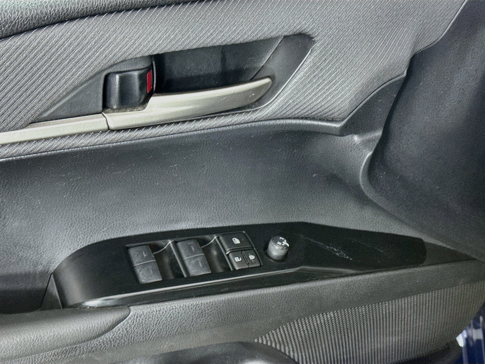 Used 2025 Toyota Camry SE FWD image 13