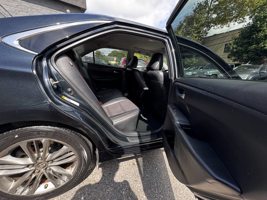 Used 2017 Toyota Camry SE w/ Moonroof Package FWD image 16