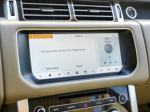 Used 2017 Land Rover Range Rover HSE image 28