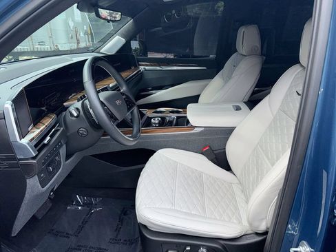 Used 2025 Cadillac Escalade Sport Platinum AWD/4WD image 13