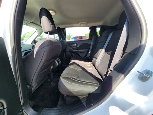 Used 2015 Jeep Cherokee Latitude w/ Cold Weather Group AWD/4WD image 19