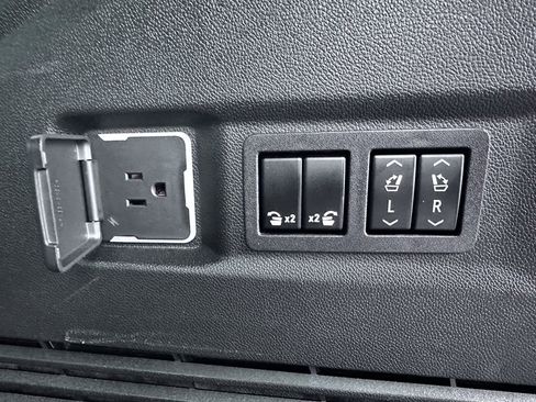 Used 2023 Chevrolet Tahoe Z71 w/ Off-Road Capability Package image 35