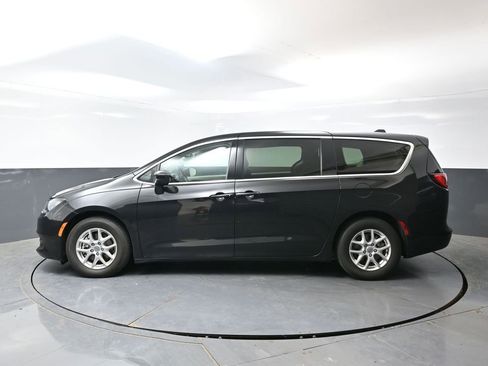 Used 2023 Chrysler Voyager LX FWD image 11