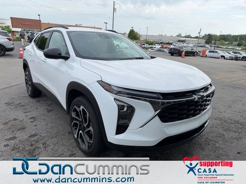 Used 2024 Chevrolet Trax RS image 1