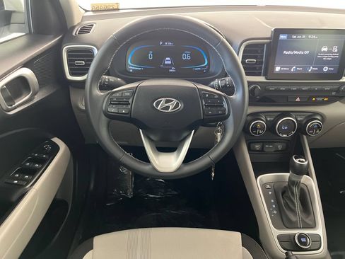 Used 2023 Hyundai Venue SEL FWD image 15