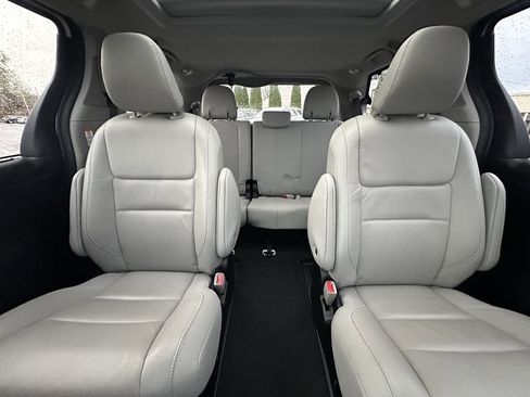 Used 2019 Toyota Sienna Limited image 20