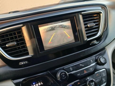 Used 2019 Chrysler Pacifica Touring-L image 11