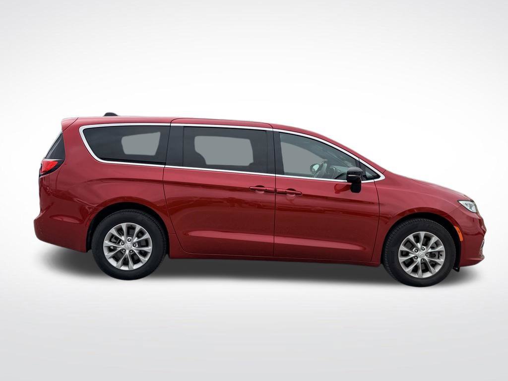 Used 2025 Chrysler Pacifica Select AWD/4WD image 7