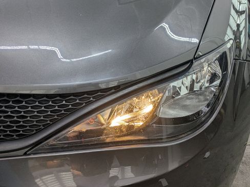 Certified 2022 Chrysler Voyager LX image 10