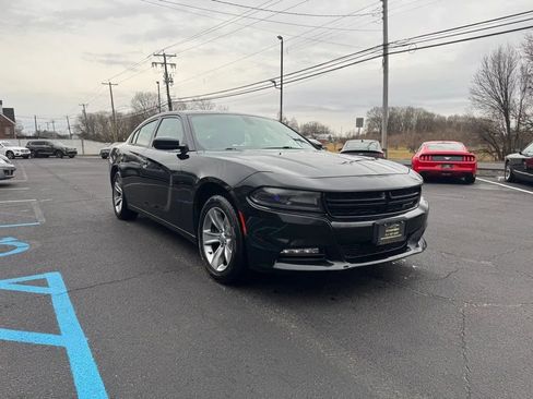 Used 2017 Dodge Charger SXT image 4