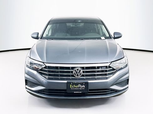 Used 2020 Volkswagen Jetta SE image 2
