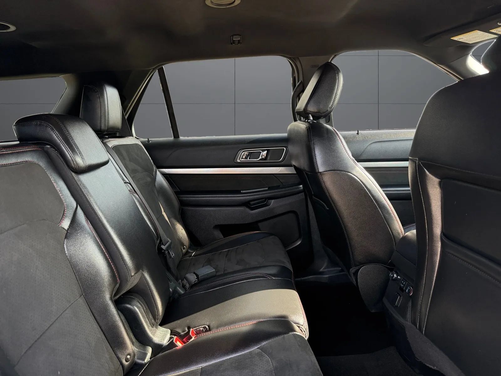 Used 2019 Ford Explorer XLT w/ Equipment Group 202A AWD/4WD image 22