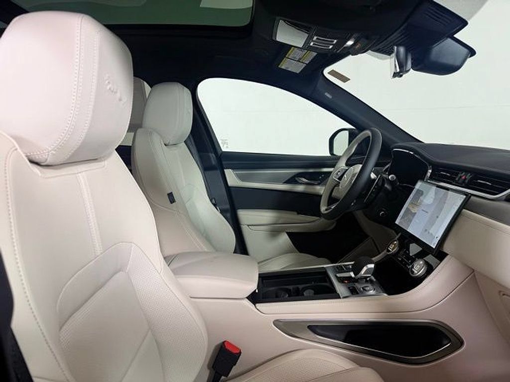 Certified 2026 Jaguar F-PACE R-Dynamic S AWD/4WD image 32