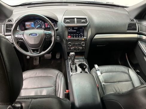 Used 2018 Ford Explorer XLT w/ Equipment Group 202A AWD/4WD image 4