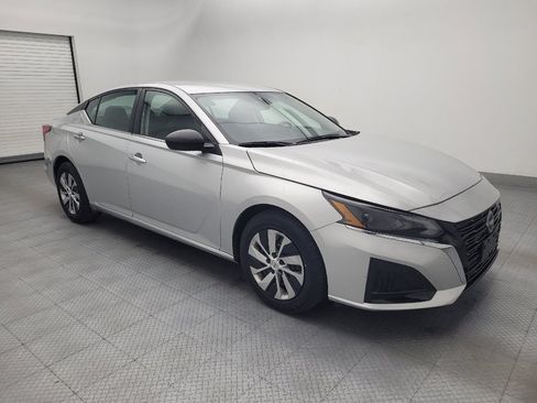 Used 2024 Nissan Altima 2.5 S FWD image 11