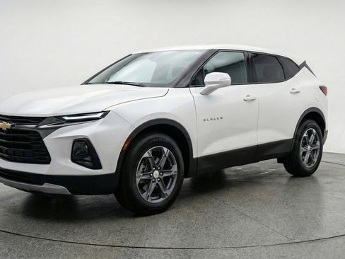 Used 2025 Chevrolet Blazer LT FWD image 3
