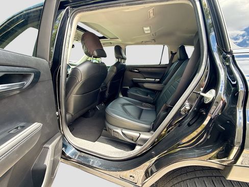 Used 2023 Toyota Highlander XLE FWD image 27
