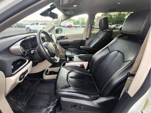 Used 2023 Chrysler Pacifica Touring-L FWD image 34