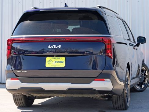 Used 2025 Kia Carnival EX image 5