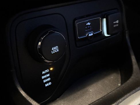 Used 2015 Jeep Renegade Sport w/ Power & Air Group image 16