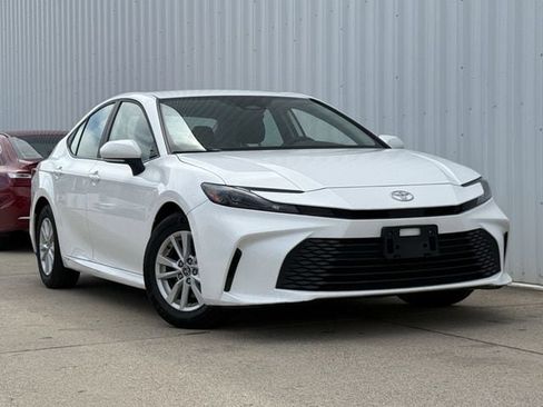 Used 2025 Toyota Camry LE FWD image 2