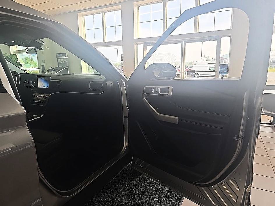 Used 2021 Ford Explorer XLT w/ Equipment Group 202A AWD/4WD image 35