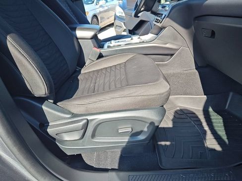 Used 2021 Ford Explorer XLT AWD/4WD image 30
