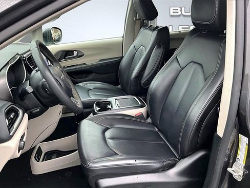 Used 2023 Chrysler Pacifica Touring-L image 24