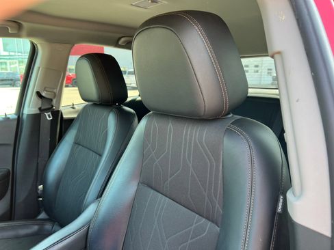 Used 2020 Chevrolet Trax LT w/ LT Convenience Package FWD image 4