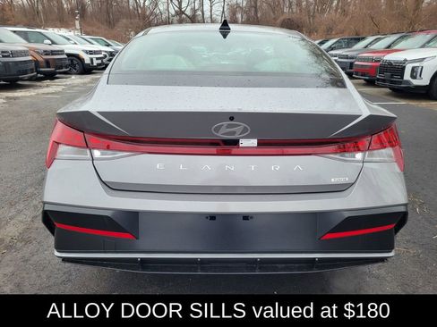 Used 2025 Hyundai Elantra Limited image 4