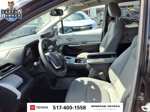 Used 2025 Toyota Sienna XLE FWD image 13