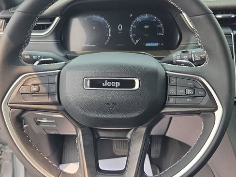 Used 2024 Jeep Grand Cherokee Limited w/ Black Appearance Package AWD/4WD image 30