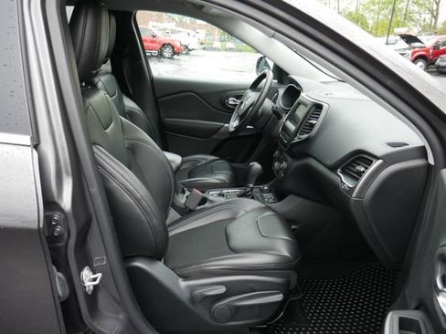 Used 2020 Jeep Cherokee Latitude Plus w/ Cold Weather Group AWD/4WD image 25