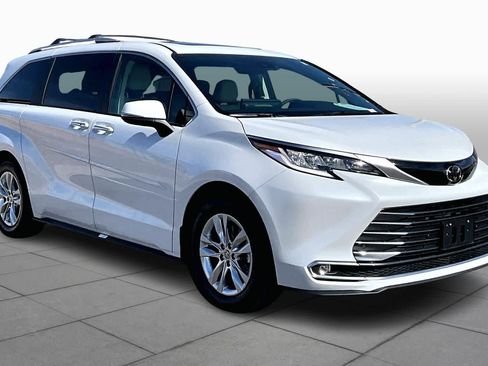 Certified 2026 Toyota Sienna Limited image 3