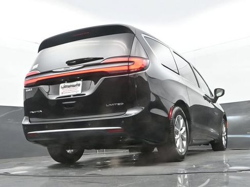 Used 2026 Chrysler Pacifica Limited FWD image 28