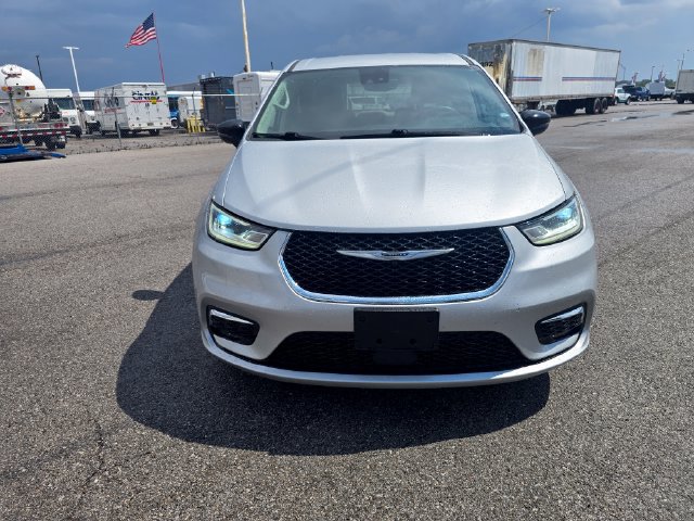 Used 2024 Chrysler Pacifica Touring-L FWD image 9