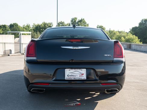Used 2018 Chrysler 300 S w/ 300S Premium Group RWD image 6