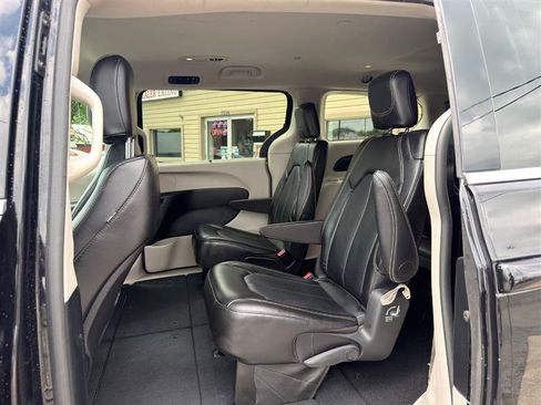 Used 2024 Chrysler Pacifica Touring-L FWD image 21