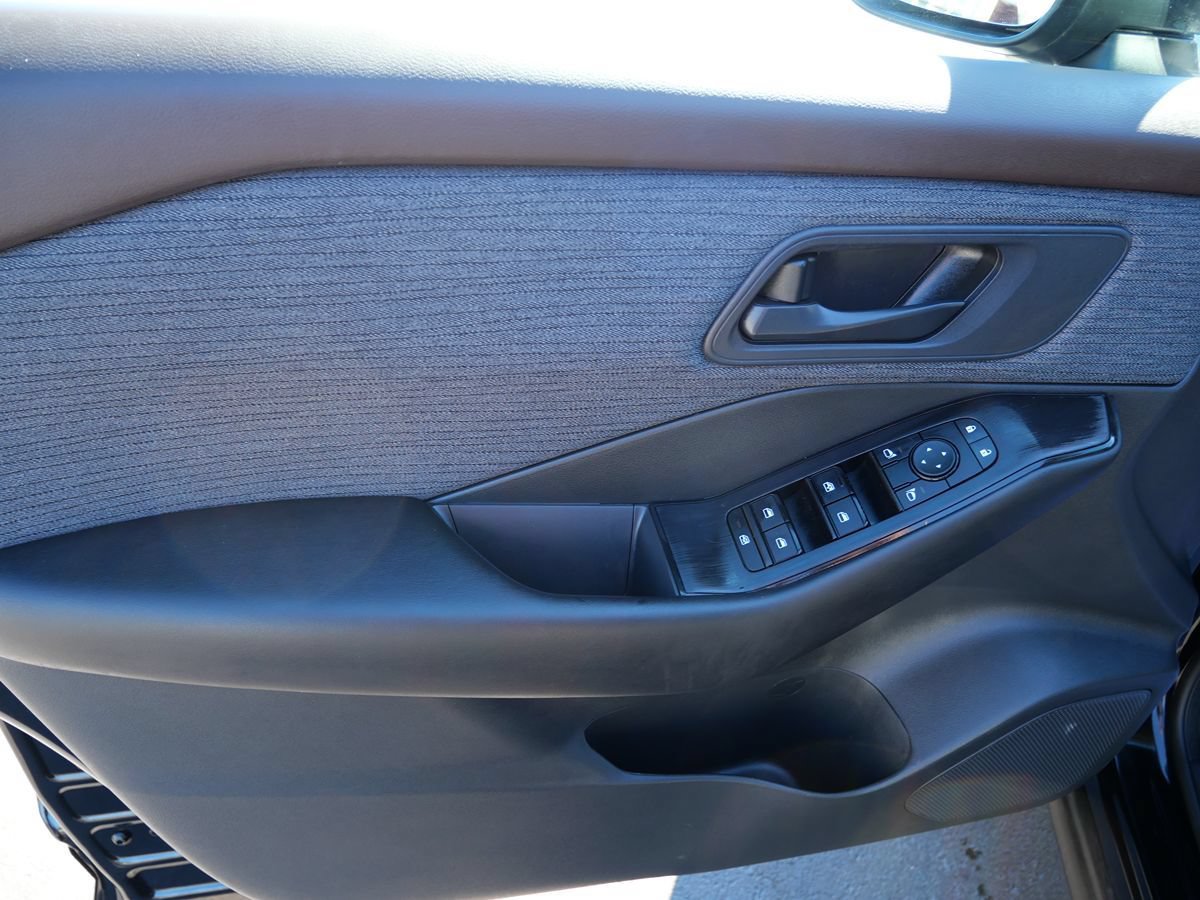 Used 2023 Nissan Rogue S AWD/4WD image 14