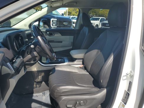 Used 2023 Kia Carnival LX image 11