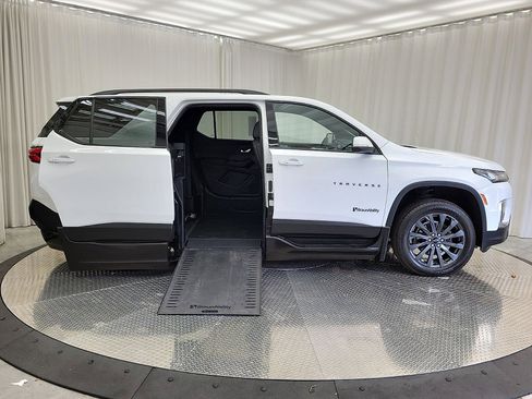 Used 2023 Chevrolet Traverse RS image 26