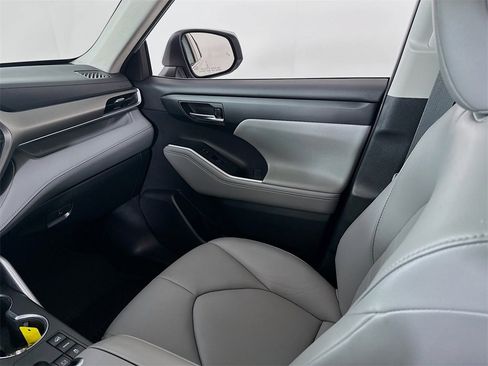 Used 2023 Toyota Highlander XLE image 26