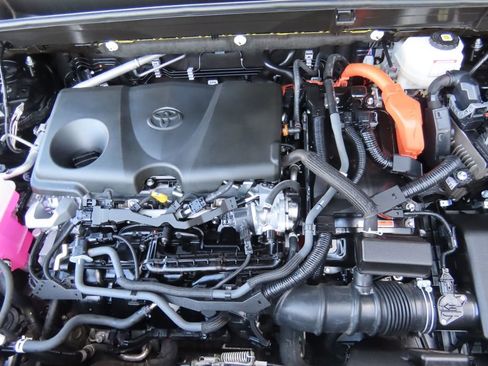 Used 2024 Toyota Venza XLE image 28