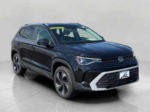 Used 2025 Volkswagen Taos SE AWD/4WD image 1
