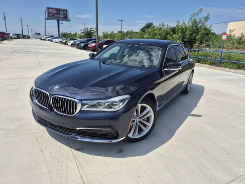 Used 2019 BMW 750i xDrive AWD/4WD image 1