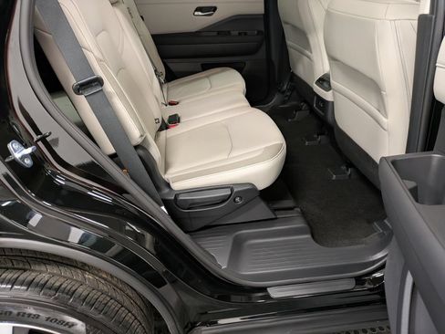 Used 2025 Nissan Pathfinder SL AWD/4WD image 26